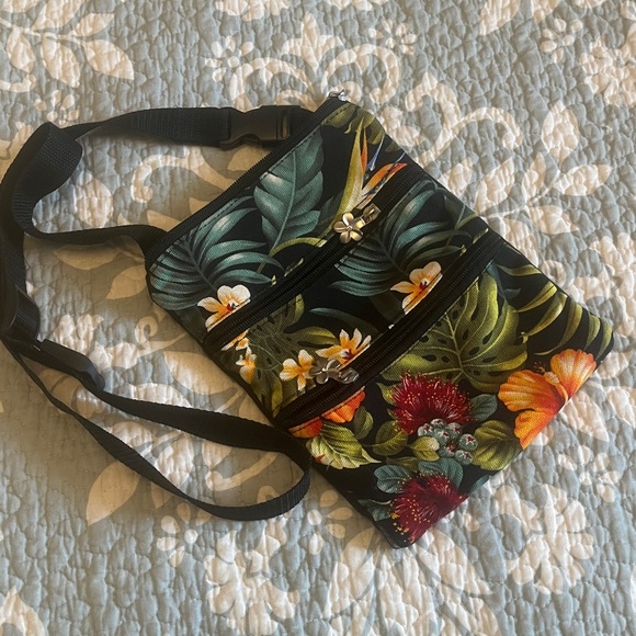 Floral Crossbody Bag 3 zipper pockets - Picture 2 of 4